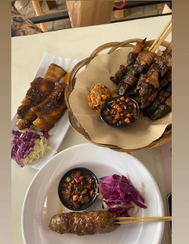 https://horego-prod-outlets-photos.s3.ap-southeast-3.amazonaws.com/horego.com/duren-sawit/restaurant/sate-buntel-pa-suryo/food/thumbnail/AF1QipOni5CbsT8-r4NnE7EfE9gJJXWF37pZni51McAA.jpg