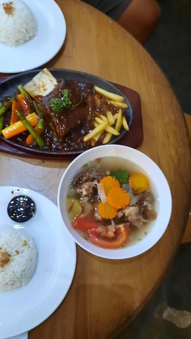 https://horego-prod-outlets-photos.s3.ap-southeast-3.amazonaws.com/horego.com/gajah-mungkur/cafe/tandhok-iga-bakar-dan-kopi/review/thumbnail/af1qipmy70-ejhiohfgsiihz-eol1yal2rj8iwjhqaoz.jpg