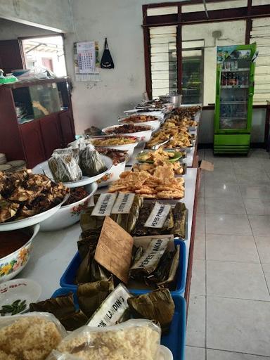 https://horego-prod-outlets-photos.s3.ap-southeast-3.amazonaws.com/horego.com/gajah-mungkur/restaurant/warung-mangut-welut-hj-nasimah-sampangan/review/thumbnail/af1qipozwrzdfmmf93xp3qzqhqq2iflzfwhkxpwxpyce.jpg