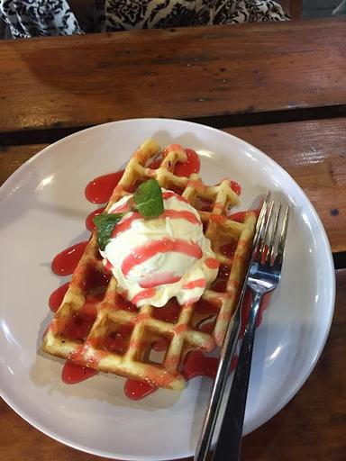 https://horego-prod-outlets-photos.s3.ap-southeast-3.amazonaws.com/horego.com/genteng/bakery/many-pany-pancake-waffle/review/thumbnail/af1qipm7j-yn9pg5v_6rctk7dkgj7wqmuurjyyotdfdn.jpg