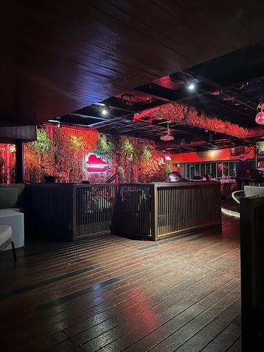 https://horego-prod-outlets-photos.s3.ap-southeast-3.amazonaws.com/horego.com/genteng/bar/cloud-22-rooftop-bar/review/thumbnail/af1qipma_pt8kq9hv5aifenshtdcgoc3_bkic3ycbnbf.jpg