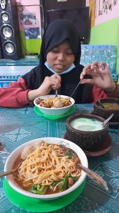 https://horego-prod-outlets-photos.s3.ap-southeast-3.amazonaws.com/horego.com/gerokgak/restaurant/bakso-mie-ayam-solo-monggo-mas-4/review/thumbnail/af1qippnlu42yzdzw9yl7pmovyi0ufhkamr0hy7jscyc.jpg