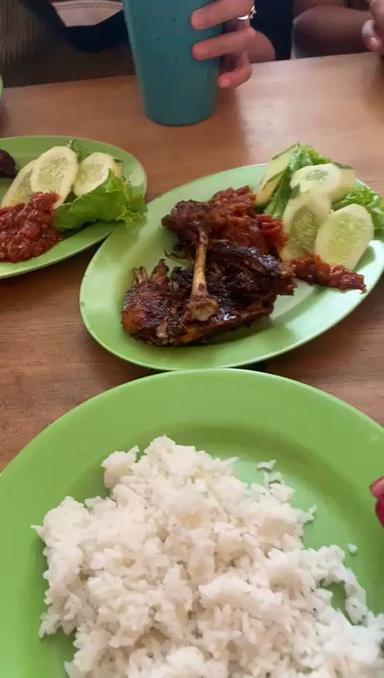 https://horego-prod-outlets-photos.s3.ap-southeast-3.amazonaws.com/horego.com/grogol-petamburan/restaurant/ayam-goreng-tiga-rasa/review/thumbnail/af1qipmtcyd5qwatmferdt3oejkluotngebkmjbymmhj.jpg