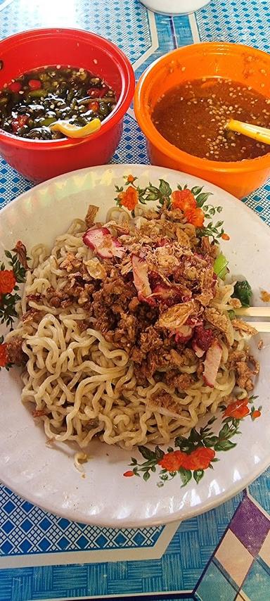 https://horego-prod-outlets-photos.s3.ap-southeast-3.amazonaws.com/horego.com/grogol-petamburan/restaurant/bakmi-aseng-jelambar-/review/thumbnail/af1qippiskxilqzfcwrxpyie60u9f8ttnwwhkdhjohvq.jpg