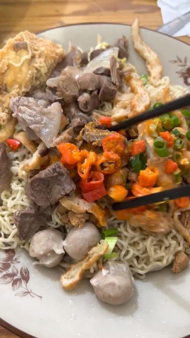 https://horego-prod-outlets-photos.s3.ap-southeast-3.amazonaws.com/horego.com/grogol-petamburan/restaurant/bakmi-kalimantan-achun/review/thumbnail/af1qipnub3nj0v1lk-mpqflzevlzgskzuytlc0qpepoc.jpg