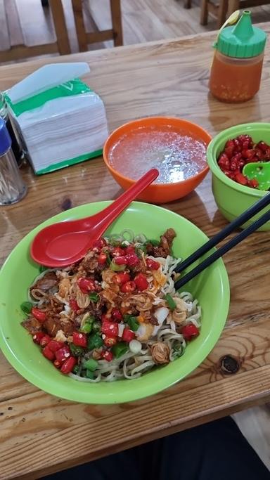 https://horego-prod-outlets-photos.s3.ap-southeast-3.amazonaws.com/horego.com/grogol-petamburan/restaurant/bakmie-belawan-amin/review/thumbnail/af1qippobqd6wgzomwpbanikjlqb9i0yyp8j-i5j092c.jpg