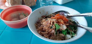 https://horego-prod-outlets-photos.s3.ap-southeast-3.amazonaws.com/horego.com/guguk-panjang/restaurant/mie-ayam-pangsit-bukit-apit/review/thumbnail/af1qipnuz8skv5xsc0ws3tljmbetalfm7_dq9bggz_zk.jpg