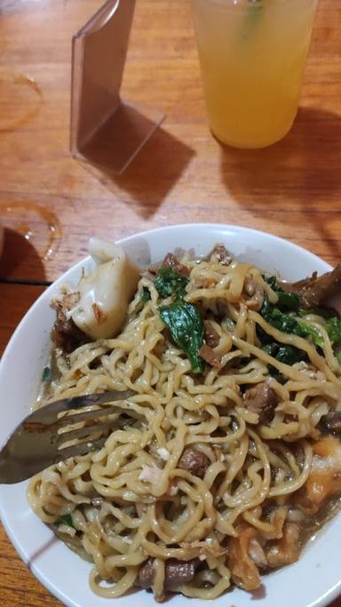 https://horego-prod-outlets-photos.s3.ap-southeast-3.amazonaws.com/horego.com/gunung-pati/restaurant/bakso-dan-mie-ayam-bosku/review/thumbnail/af1qipptyeetg7nx4ueptnihynht06pqh4cah8qml5lk.jpg