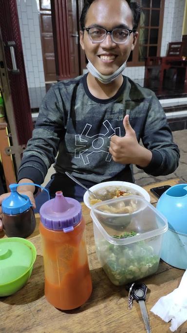 https://horego-prod-outlets-photos.s3.ap-southeast-3.amazonaws.com/horego.com/gunung-pati/restaurant/bakwan-kawi-mas-fikri-cabang-1/review/thumbnail/af1qipnupgiqf8j1dtveec3wxl963itx-xtib_m2odmn.jpg