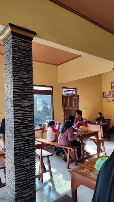 https://horego-prod-outlets-photos.s3.ap-southeast-3.amazonaws.com/horego.com/gunung-pati/restaurant/soto-ayam-sumur-pak-im/review/thumbnail/af1qipnt5weuuknvatybsq1xjfms3b0krkffsvtnro-n.jpg