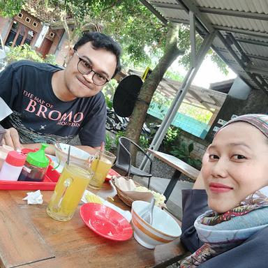 https://horego-prod-outlets-photos.s3.ap-southeast-3.amazonaws.com/horego.com/gunung-pati/restaurant/soto-sokaraja-warung-latar/review/thumbnail/af1qipnvltxp2dlab8asg_uqenwvz9xshlvwbwve5pgl.jpg