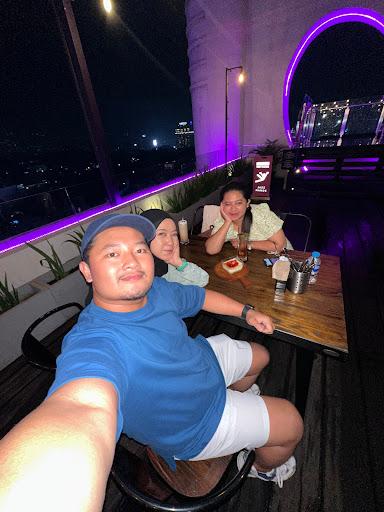 https://horego-prod-outlets-photos.s3.ap-southeast-3.amazonaws.com/horego.com/ibun/bar/moxy-sky-resto-bar/review/thumbnail/af1qipozmrdfv3yyggcaqm10r0qqraqqkdff4vz_1ulu.jpg