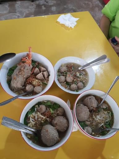 https://horego-prod-outlets-photos.s3.ap-southeast-3.amazonaws.com/horego.com/ilir-barat-ii/restaurant/bakso-jawara-palembang/review/thumbnail/af1qipne5h7awuf2gp2hjxeiqqonrsjltthil8nbs2ss.jpg