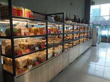 https://horego-prod-outlets-photos.s3.ap-southeast-3.amazonaws.com/horego.com/ilir-timur-i/bakery/brasserie-bakery/review/thumbnail/af1qipojj4xf0cf-qjrhycdfxydsuc3dnjzipyoezw51.jpg