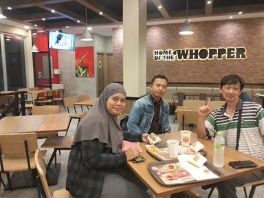 https://horego-prod-outlets-photos.s3.ap-southeast-3.amazonaws.com/horego.com/ilir-timur-i/restaurant/burger-king-sudirman/review/thumbnail/af1qipmtjzg1sv2bcimwudc_lxomj-h4hekdpxhdsp7a.jpg