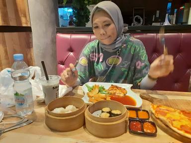 https://horego-prod-outlets-photos.s3.ap-southeast-3.amazonaws.com/horego.com/ilir-timur-i/restaurant/pizzeria-pizza-palembang/review/thumbnail/af1qipn29y9idkbjwg0-brhigyczrddfxnsainzeqrzy.jpg