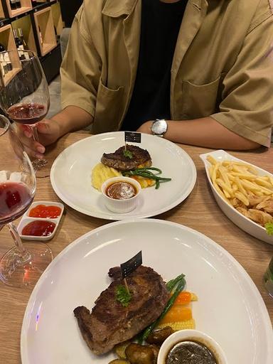 https://horego-prod-outlets-photos.s3.ap-southeast-3.amazonaws.com/horego.com/ilir-timur-ii/restaurant/cabernet-steak-and-wine/review/thumbnail/af1qipm-seaoqdnflvz73t8_y1dfed4soea-deioge5-.jpg