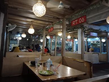 https://horego-prod-outlets-photos.s3.ap-southeast-3.amazonaws.com/horego.com/ilir-timur-ii/restaurant/kampung-kecil/review/thumbnail/af1qipntnfutpiux85sxra9wik4atiseifrw4p7gtpee.jpg