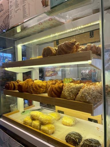 https://horego-prod-outlets-photos.s3.ap-southeast-3.amazonaws.com/horego.com/jagakarsa/bakery/animo-bakery-x-wichcraft-sandwich-ciganjur/ambience/thumbnail/AF1QipMF7GHMlTC--e2FBFwTMcpRcO0NCxQQph3NO57a.jpg