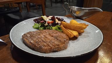 https://horego-prod-outlets-photos.s3.ap-southeast-3.amazonaws.com/horego.com/jatiasih/restaurant/abuba-steak-jatiasih/review/thumbnail/af1qipown7txrt6a1kxeh2oop3aqbt7uxsyzi-ldgfna.jpg