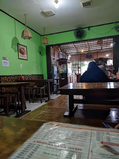 https://horego-prod-outlets-photos.s3.ap-southeast-3.amazonaws.com/horego.com/jatiasih/restaurant/bakso-balungan-komsen-cabang-utama/review/thumbnail/af1qipmjji2gdxvhbo4-euqofnkhapuj2bqkoceywiqe.jpg