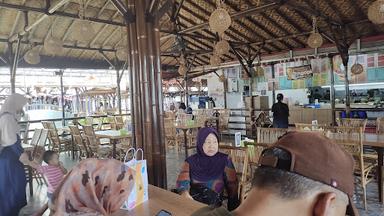 https://horego-prod-outlets-photos.s3.ap-southeast-3.amazonaws.com/horego.com/jatiasih/restaurant/kampung-kecil-jatibening/review/thumbnail/af1qipman1brbsujzb30ygntrrlwcbxy3tvc0npmf8u7.jpg