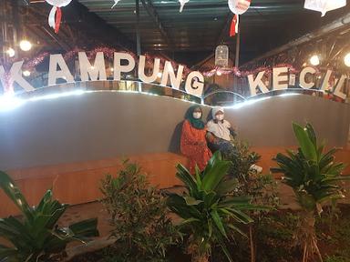 https://horego-prod-outlets-photos.s3.ap-southeast-3.amazonaws.com/horego.com/jatiasih/restaurant/kampung-kecil-jatibening/review/thumbnail/af1qippez6fto7vxj6kns1hxhqhomgnzkggylshlf2hw.jpg