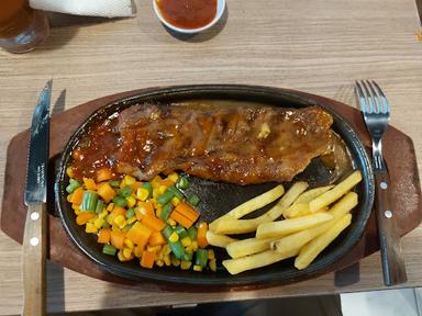 https://horego-prod-outlets-photos.s3.ap-southeast-3.amazonaws.com/horego.com/jatiasih/restaurant/vins-steak-bekasi/review/thumbnail/af1qippvglqnmialteqobozjbkd-iyt7ii3jrzwqpz1w.jpg