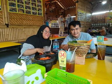 https://horego-prod-outlets-photos.s3.ap-southeast-3.amazonaws.com/horego.com/jatiasih/restaurant/warung-nasi-wargi-sunda-untuk-makan-semua-kalangan/review/thumbnail/af1qipneqwq4w8zfae18vk1jsbdsxbqe37gwxnjzhkd_.jpg