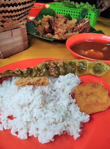 https://horego-prod-outlets-photos.s3.ap-southeast-3.amazonaws.com/horego.com/jatiasih/restaurant/warung-nasi-wargi-sunda-untuk-makan-semua-kalangan/review/thumbnail/af1qipozg7u1hushlqrxqmxzayuiusna-qouvhglutyr.jpg