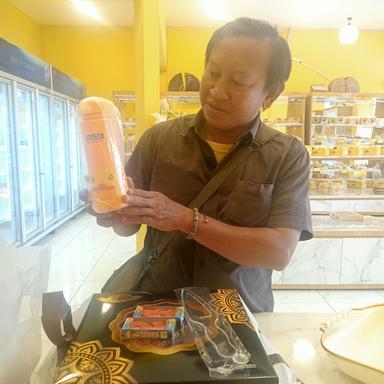 https://horego-prod-outlets-photos.s3.ap-southeast-3.amazonaws.com/horego.com/jatinegara/bakery/global-bakery-cipinang-besar/review/thumbnail/af1qiporblazwtwaf1jdplrikescdwf_hemipbgqe5vd.jpg