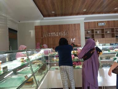 https://horego-prod-outlets-photos.s3.ap-southeast-3.amazonaws.com/horego.com/jatinegara/bakery/je-amanda-kue-special/review/thumbnail/af1qipnpq4fjh4asc6xjyaeqfjp7hbrm60o_cv3elj49.jpg