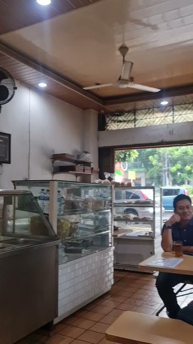 https://horego-prod-outlets-photos.s3.ap-southeast-3.amazonaws.com/horego.com/jatinegara/bakery/rm-57-ma-ju/review/thumbnail/af1qippy0gftkhzwylk2e3v9e-kugvavypbs13-kgdks.jpg