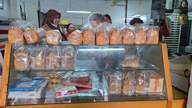 https://horego-prod-outlets-photos.s3.ap-southeast-3.amazonaws.com/horego.com/jatinegara/bakery/toko-roti-gelora-jatinegara/review/thumbnail/af1qipoafbaikurrc4gqhwvgeowd2azqyhi9b7max-_3.jpg