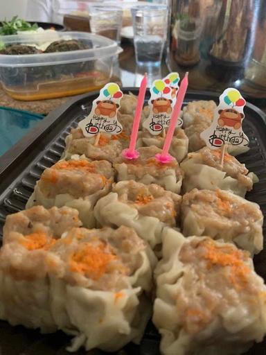 https://horego-prod-outlets-photos.s3.ap-southeast-3.amazonaws.com/horego.com/jatinegara/bar/warung-madame-soe-dimsum-dan-asinan-snack-cemilan-enak-murah-di-jakarta-timur-/review/thumbnail/af1qipok7cyeytel-2sjtmkjxuypgawpizm7c4tj9xas.jpg