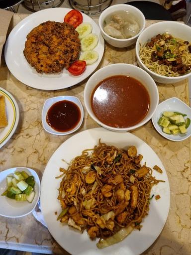 https://horego-prod-outlets-photos.s3.ap-southeast-3.amazonaws.com/horego.com/jatinegara/chinese-restaurant/bakmi-golek-otista/review/thumbnail/af1qipp02c6lfzvggu8vurjbxfog6bhdsgp8ceuwv8zo.jpg