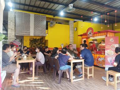 https://horego-prod-outlets-photos.s3.ap-southeast-3.amazonaws.com/horego.com/jatinegara/restaurant/ayam-geprek-master-cawang/review/thumbnail/af1qipmecuyayprqyffut8rpksmy6oqaqk7wuiqgpka_.jpg