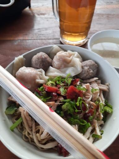 https://horego-prod-outlets-photos.s3.ap-southeast-3.amazonaws.com/horego.com/jatinegara/restaurant/bakmi-ayam-tuan-muda/review/thumbnail/af1qipp47kwcfteiwm9brgzbhl73guqihuqmqsxv19cv.jpg