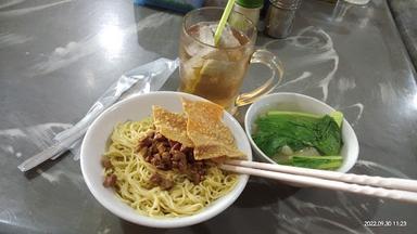 https://horego-prod-outlets-photos.s3.ap-southeast-3.amazonaws.com/horego.com/jatinegara/restaurant/mie-sahabat-kita/review/thumbnail/af1qippqlppjqkr9p2jrt-t98uqkmzgpc_mlflmhcumz.jpg