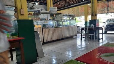 https://horego-prod-outlets-photos.s3.ap-southeast-3.amazonaws.com/horego.com/jatinegara/restaurant/rm-gudeg-asli-yogya-bu-darmo-bu-yati/review/thumbnail/af1qipon99og6p3awbf4-fn3f8er0yv2phs1yivtg_ai.jpg