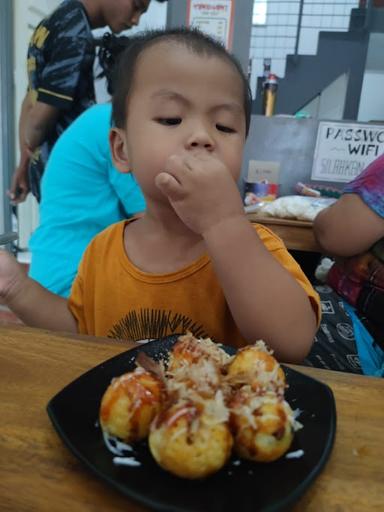 https://horego-prod-outlets-photos.s3.ap-southeast-3.amazonaws.com/horego.com/jebres/japanese-restaurant/takoyaki-ido-seu/review/thumbnail/af1qipojjtsssosunuecu-gz3021okro6z26c3vwytxq.jpg