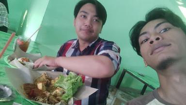 https://horego-prod-outlets-photos.s3.ap-southeast-3.amazonaws.com/horego.com/jebres/restaurant/ayam-penyet-bandung-uns-/review/thumbnail/af1qipn8eitfzqvqdo-_mloaaskyeiwjnxrrup9dhbcm.jpg