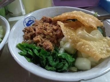 https://horego-prod-outlets-photos.s3.ap-southeast-3.amazonaws.com/horego.com/jebres/restaurant/bakso-mie-ayam-cak-pri-mojosongo/review/thumbnail/af1qipneggk8_lytpbkqrztcike-rw4t5utqmvjy5g7u.jpg