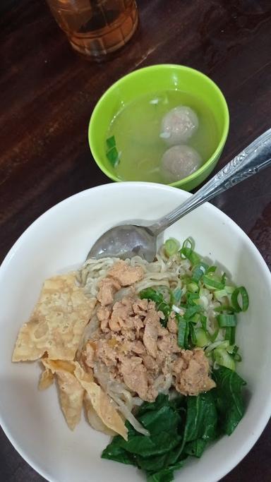 https://horego-prod-outlets-photos.s3.ap-southeast-3.amazonaws.com/horego.com/jebres/restaurant/mie-ayam-kriting-bakso-baru-jempol/review/thumbnail/af1qippgygcur1_r1g4dgslnbjgasjs4o4z3jl8w5krk.jpg