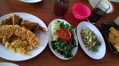 https://horego-prod-outlets-photos.s3.ap-southeast-3.amazonaws.com/horego.com/jebres/restaurant/rm-ayam-goreng-pak-cipto/review/thumbnail/af1qippagdzdxgw4raplok0kkkphm72rweqri7rw_d3f.jpg