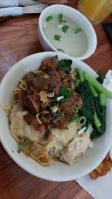 https://horego-prod-outlets-photos.s3.ap-southeast-3.amazonaws.com/horego.com/jebres/restaurant/sumatera-noodle/review/thumbnail/af1qipmnme79t64icmedn7cu3yihgx70rlizepym79wk.jpg