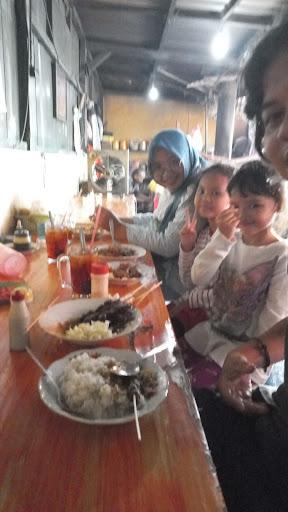 https://horego-prod-outlets-photos.s3.ap-southeast-3.amazonaws.com/horego.com/jebres/restaurant/warung-sate-kambing-pak-hadi-/review/thumbnail/af1qipmyxtyil-3vecmh1vheyuzwwe-t80sfeypeo54b.jpg