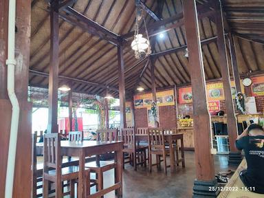 https://horego-prod-outlets-photos.s3.ap-southeast-3.amazonaws.com/horego.com/jogonalan/restaurant/restoran-sawah-simbah/review/thumbnail/af1qipmewmp2exkyntcg-pumjzfmrnbkjrovitdrf3sq.jpg