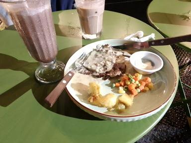 https://horego-prod-outlets-photos.s3.ap-southeast-3.amazonaws.com/horego.com/junrejo/cafe/bisteak-steak-resto-harga-kaki-lima/review/thumbnail/af1qippyjjuk4saoqx1zq6twifqdnqhku8rmo130-xqo.jpg