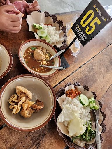 https://horego-prod-outlets-photos.s3.ap-southeast-3.amazonaws.com/horego.com/junrejo/restaurant/ayam-tulang-lunak-mbok-surip-junrejo-batu/review/thumbnail/af1qipokkgdbefjolejbyau0vcsjamzxjiim0tmdnfgz.jpg